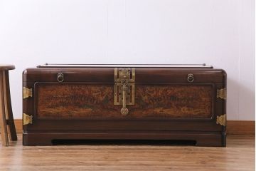 中古　海外製　ニレ材　重厚な佇まいが目を引くトランクケース(衣装箱、銭箱)(定価約20万円)