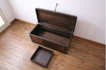 中古　海外製　ニレ材　重厚な佇まいが目を引くトランクケース(衣装箱、銭箱)(定価約20万円)