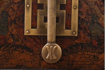 中古　海外製　ニレ材　重厚な佇まいが目を引くトランクケース(衣装箱、銭箱)(定価約20万円)