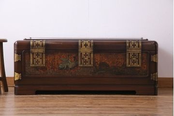 中古　海外製　ニレ材　重厚な佇まいが目を引くトランクケース(衣装箱、銭箱)(定価約20万円)