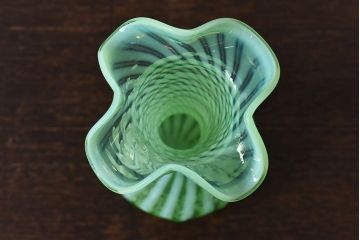 アンティーク雑貨　アメリカ製　ワセリンガラス　口元のフリルがおしゃれなフラワーベース(花瓶、ウランガラス)