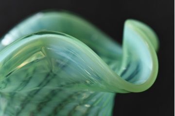 アンティーク雑貨　アメリカ製　ワセリンガラス　口元のフリルがおしゃれなフラワーベース(花瓶、ウランガラス)