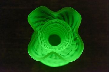 アンティーク雑貨　アメリカ製　ワセリンガラス　口元のフリルがおしゃれなフラワーベース(花瓶、ウランガラス)