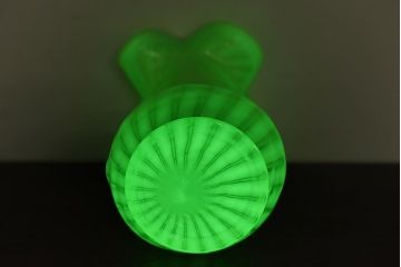 アンティーク雑貨　アメリカ製　ワセリンガラス　口元のフリルがおしゃれなフラワーベース(花瓶、ウランガラス)