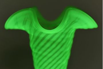 アンティーク雑貨　アメリカ製　ワセリンガラス　口元のフリルがおしゃれなフラワーベース(花瓶、ウランガラス)