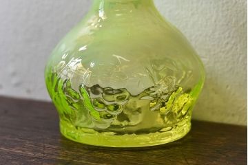 アンティーク雑貨　アメリカビンテージ　ワセリンガラス(ウランガラス)　優雅な雰囲気漂うパフュームボトル(香水瓶)