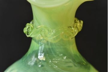 アンティーク雑貨　アメリカビンテージ　ワセリンガラス(ウランガラス)　優雅な雰囲気漂うパフュームボトル(香水瓶)