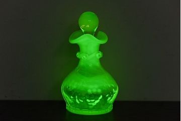 アンティーク雑貨　アメリカビンテージ　ワセリンガラス(ウランガラス)　優雅な雰囲気漂うパフュームボトル(香水瓶)