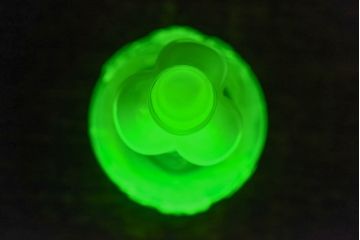 アンティーク雑貨　アメリカビンテージ　ワセリンガラス(ウランガラス)　優雅な雰囲気漂うパフュームボトル(香水瓶)