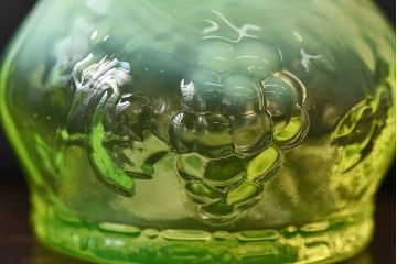 アンティーク雑貨　アメリカビンテージ　ワセリンガラス(ウランガラス)　優雅な雰囲気漂うパフュームボトル(香水瓶)