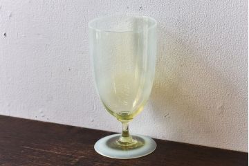 アンティーク雑貨　ワセリンガラス(ウランガラス)　幻想的な雰囲気漂うサワーグラス(ワイングラス、酒器)(1)