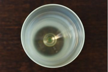 アンティーク雑貨　ワセリンガラス(ウランガラス)　幻想的な雰囲気漂うサワーグラス(ワイングラス、酒器)(1)