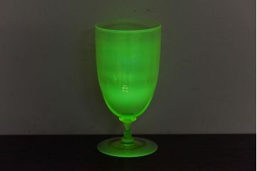 アンティーク雑貨　ワセリンガラス(ウランガラス)　幻想的な雰囲気漂うサワーグラス(ワイングラス、酒器)(1)