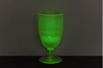 アンティーク雑貨　ワセリンガラス(ウランガラス)　幻想的な雰囲気漂うサワーグラス(ワイングラス、酒器)(1)