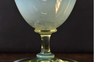 アンティーク雑貨　ワセリンガラス(ウランガラス)　幻想的な雰囲気漂うサワーグラス(ワイングラス、酒器)(2)