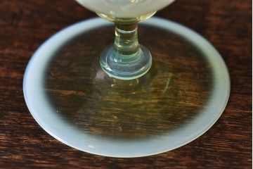 アンティーク雑貨　ワセリンガラス(ウランガラス)　幻想的な雰囲気漂うサワーグラス(ワイングラス、酒器)(2)