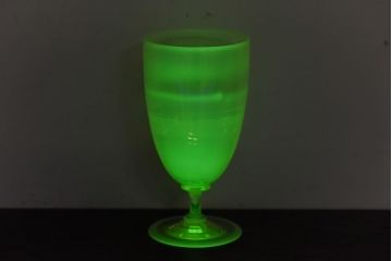 アンティーク雑貨　ワセリンガラス(ウランガラス)　幻想的な雰囲気漂うサワーグラス(ワイングラス、酒器)(2)