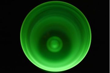 アンティーク雑貨　ワセリンガラス(ウランガラス)　幻想的な雰囲気漂うサワーグラス(ワイングラス、酒器)(2)