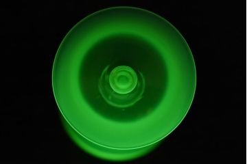 アンティーク雑貨　ワセリンガラス(ウランガラス)　幻想的な雰囲気漂うサワーグラス(ワイングラス、酒器)(2)