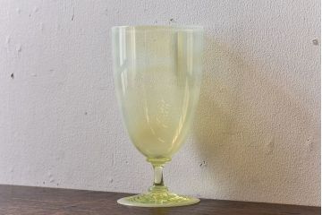アンティーク雑貨　ワセリンガラス(ウランガラス)　幻想的な雰囲気漂うサワーグラス(ワイングラス、酒器)(2)