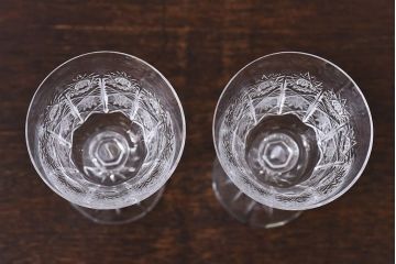 アンティーク雑貨　カットグラスが優美にきらめくワイングラス(酒器)2個セット