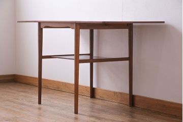 ヴィンテージ家具　北欧ビンテージ　チーク材　すっきりとしたシルエットがおしゃれなバタフライテーブル(サイドテーブル)