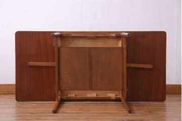 ヴィンテージ家具　北欧ビンテージ　チーク材　すっきりとしたシルエットがおしゃれなバタフライテーブル(サイドテーブル)