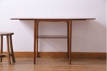 ヴィンテージ家具　北欧ビンテージ　チーク材　すっきりとしたシルエットがおしゃれなバタフライテーブル(サイドテーブル)