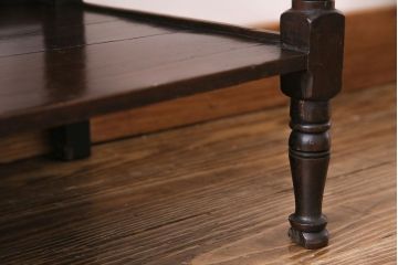 アンティーク家具　イギリスアンティーク　上品で趣きのある小振りなサイドキャビネット(サイドテーブル、収納棚)