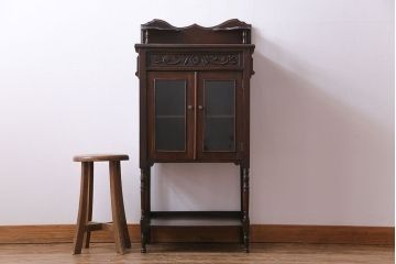 アンティーク家具　イギリスアンティーク　上品で趣きのある小振りなサイドキャビネット(サイドテーブル、収納棚)