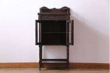 アンティーク家具　イギリスアンティーク　上品で趣きのある小振りなサイドキャビネット(サイドテーブル、収納棚)