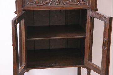 アンティーク家具　イギリスアンティーク　上品で趣きのある小振りなサイドキャビネット(サイドテーブル、収納棚)