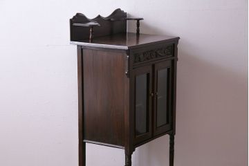 アンティーク家具　イギリスアンティーク　上品で趣きのある小振りなサイドキャビネット(サイドテーブル、収納棚)