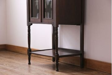 アンティーク家具　イギリスアンティーク　上品で趣きのある小振りなサイドキャビネット(サイドテーブル、収納棚)