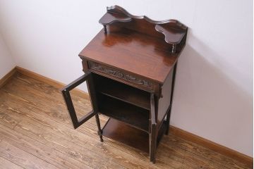 アンティーク家具　イギリスアンティーク　上品で趣きのある小振りなサイドキャビネット(サイドテーブル、収納棚)