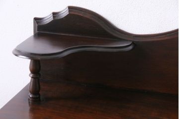 アンティーク家具　イギリスアンティーク　上品で趣きのある小振りなサイドキャビネット(サイドテーブル、収納棚)