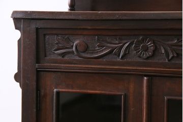 アンティーク家具　イギリスアンティーク　上品で趣きのある小振りなサイドキャビネット(サイドテーブル、収納棚)