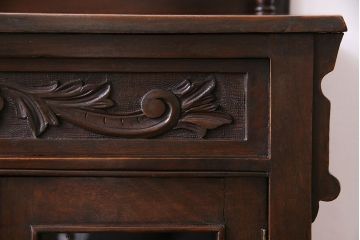 アンティーク家具　イギリスアンティーク　上品で趣きのある小振りなサイドキャビネット(サイドテーブル、収納棚)