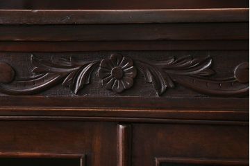 アンティーク家具　イギリスアンティーク　上品で趣きのある小振りなサイドキャビネット(サイドテーブル、収納棚)