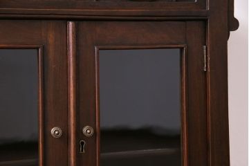 アンティーク家具　イギリスアンティーク　上品で趣きのある小振りなサイドキャビネット(サイドテーブル、収納棚)