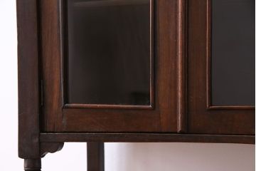 アンティーク家具　イギリスアンティーク　上品で趣きのある小振りなサイドキャビネット(サイドテーブル、収納棚)