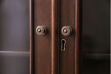 アンティーク家具　イギリスアンティーク　上品で趣きのある小振りなサイドキャビネット(サイドテーブル、収納棚)