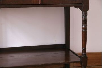 アンティーク家具　イギリスアンティーク　上品で趣きのある小振りなサイドキャビネット(サイドテーブル、収納棚)