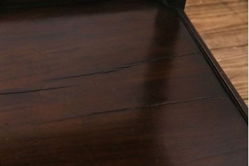 アンティーク家具　イギリスアンティーク　上品で趣きのある小振りなサイドキャビネット(サイドテーブル、収納棚)