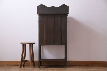 アンティーク家具　イギリスアンティーク　上品で趣きのある小振りなサイドキャビネット(サイドテーブル、収納棚)