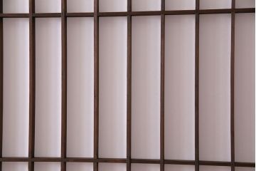 和製アンティーク　細い縦格子が美しいガラス入りの障子戸(仕切り戸、格子戸、引き戸、建具)4枚組(1)