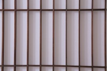 和製アンティーク　細い縦格子が美しいガラス入りの障子戸(仕切り戸、格子戸、引き戸、建具)4枚組(2)