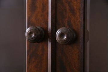 中古　美品　北海道民芸家具　収納力抜群のシックなブックケース(本箱、収納棚、戸棚)(定価41万円)