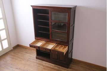 中古　民芸家具　落ち着きのある色合いの食器棚(収納棚、戸棚、飾り棚)
