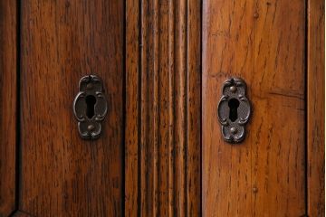 イギリスアンティーク　オーク材　ゴージャスな意匠が存在感を放つサイドボード(チェスト、キッチンボード)